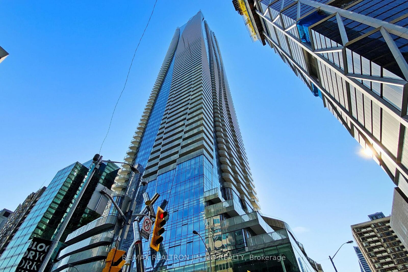 Property Photo:  1 Bloor Street E 2304  ON M4W 0A8 