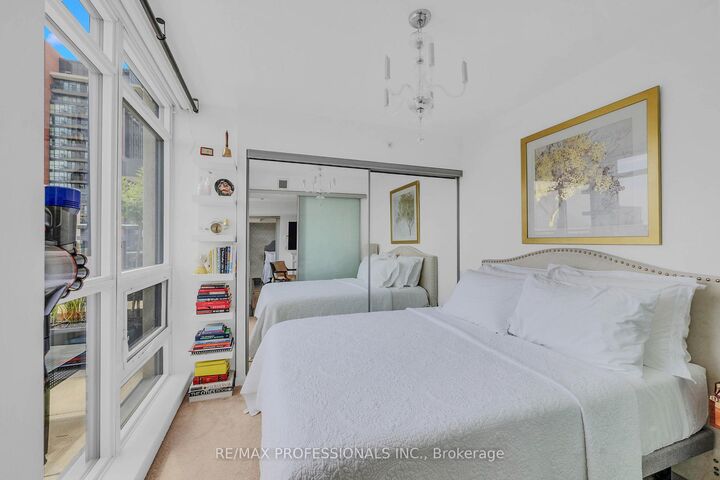 Property Photo: 3091 Dufferin Street 727 ON M6A 2S7