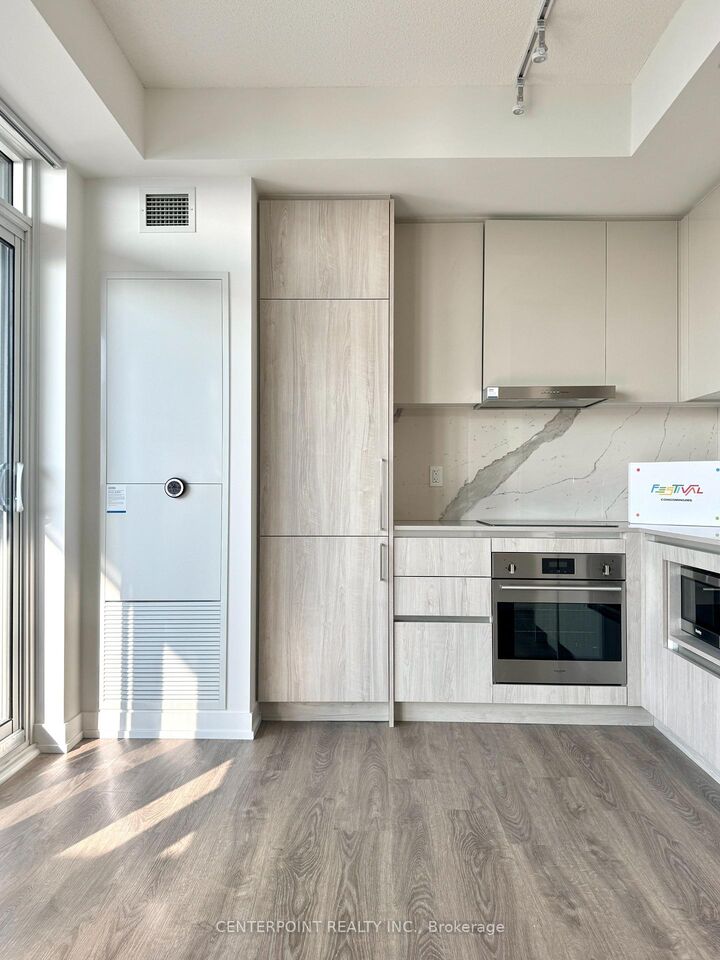 Property Photo: 195 Commerce Street 5212 ON L4K 0P9