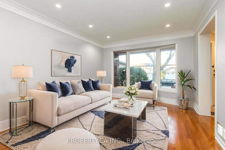 Property Photo: 11 Dossetter Way ON K1G 4R8