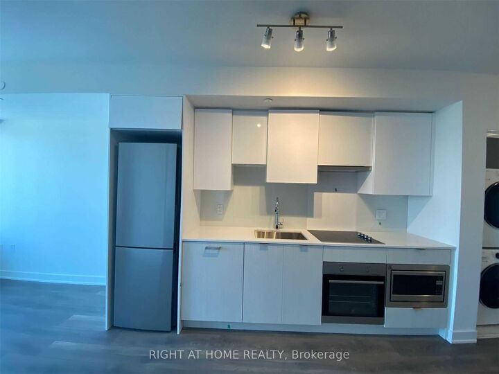 Property Photo: 99 Broadway Avenue 2912 ON M4P 0E3