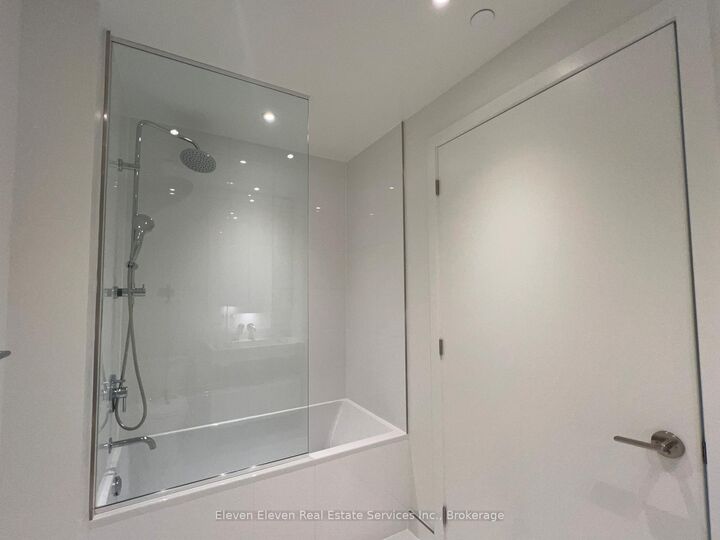 Property Photo:  11 Yorkville Avenue 2402  ON M4W 1L2 