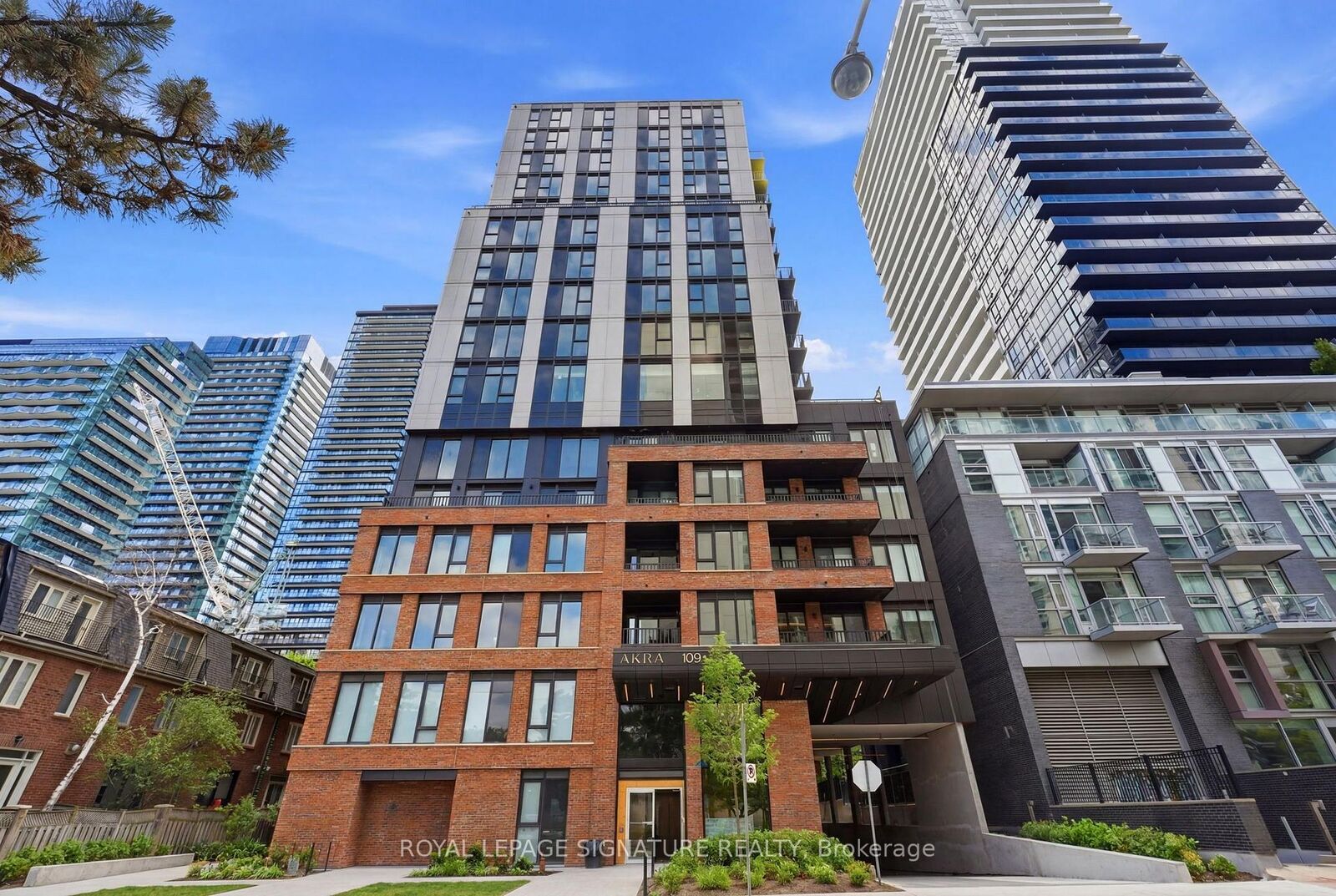 Property Photo:  109 Erskine Avenue 1610  ON M4P 0G6 