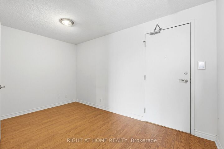 Property Photo: 18 Mondeo Drive 727 ON M1P 5C8