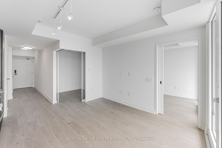 Property Photo:  3900 Confederation Parkway 1307  ON L5B 0M3 