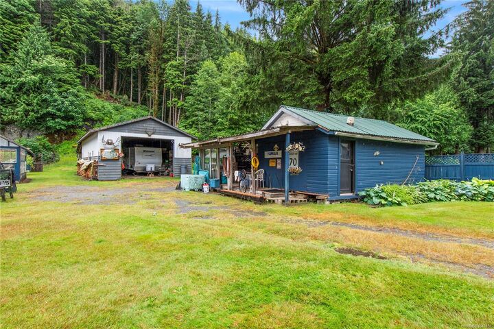 Property Photo: 1276 Sayward Rd BC V0P 1R0