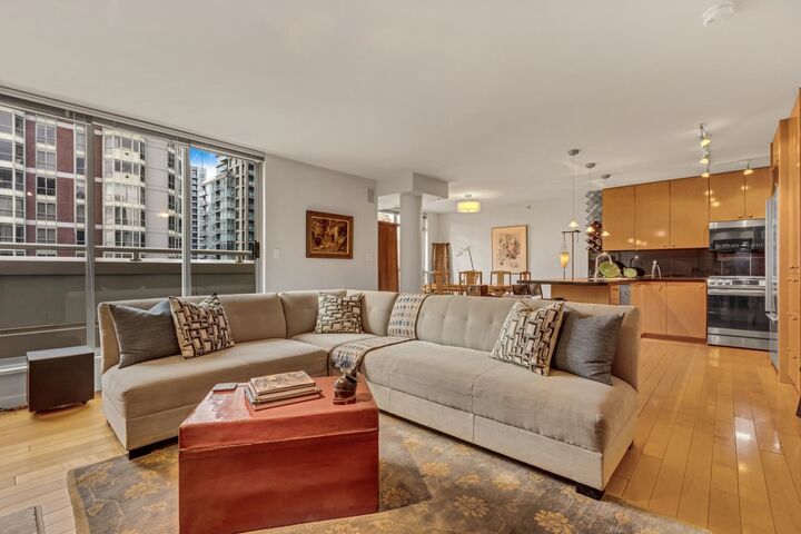 Property Photo: 819 Hamilton Street 1404 BC V6B 6M2