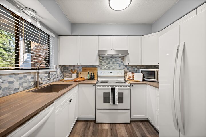 Property Photo: 1544 Fir Street 204 BC V4B 4B7
