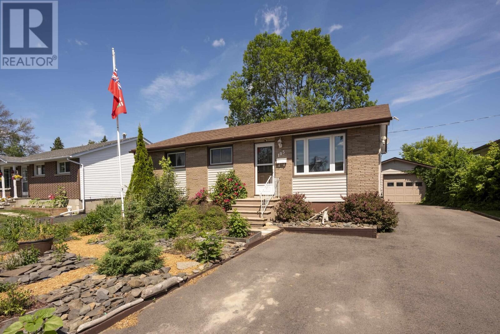 Property Photo: 105 Spruce Ct ON P7C 1X7