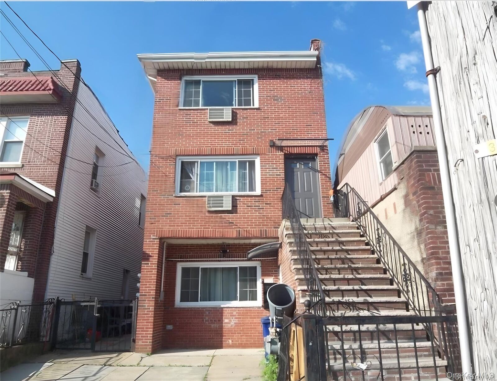 Property Photo: 1008 E 228th Street 2nd NY 10466