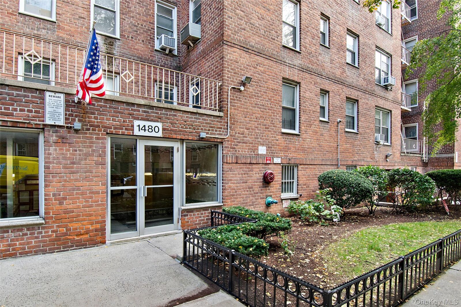 Property Photo:  1480 Thieriot Avenue 5M  NY 10460 