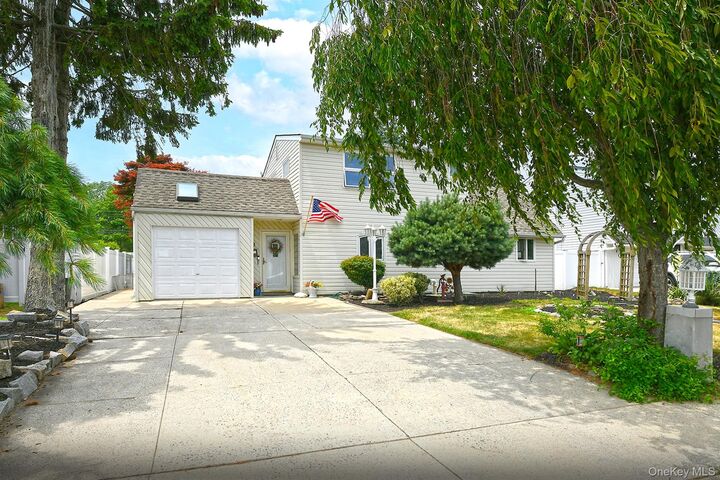 Property Photo:  18 Wheelbarrow Lane  NY 11793 