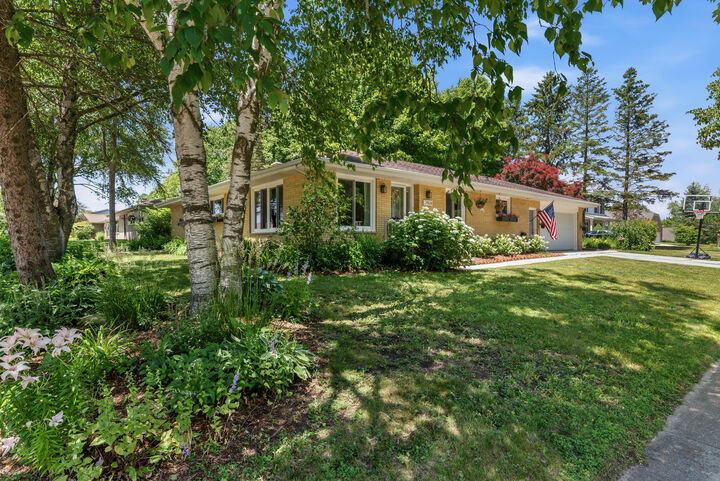 Property Photo:  2404 Skyline Dr  WI 53090 
