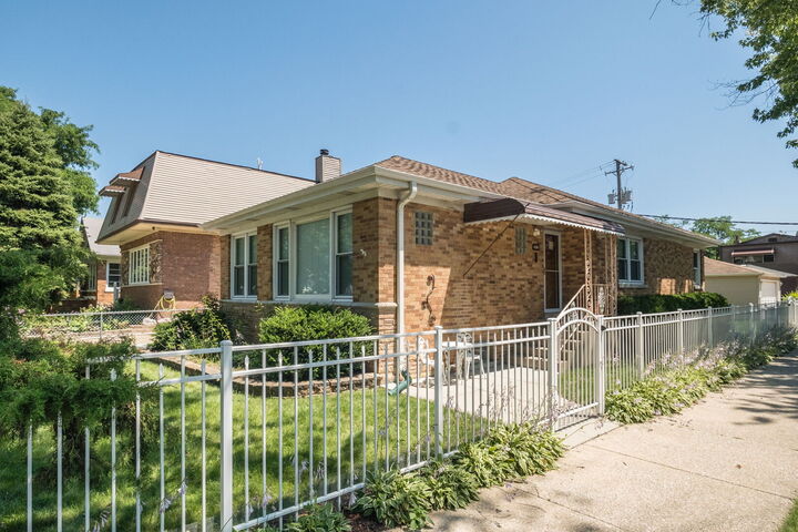 Property Photo: 4301 N McVicker Avenue IL 60634