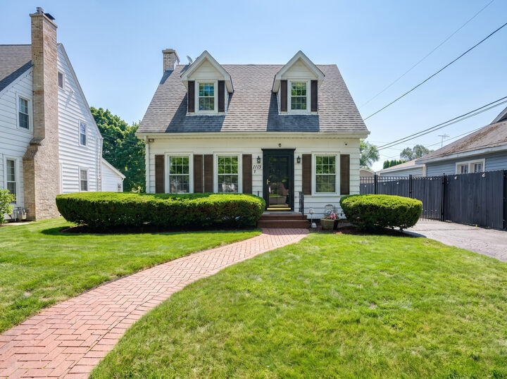 Property Photo:  1113 Douglas Court  IL 60085 