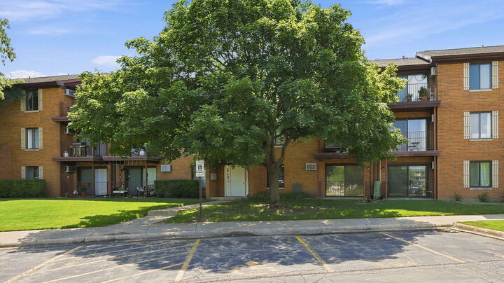 Property Photo:  645 N Briar Hill Lane 2  IL 60101 