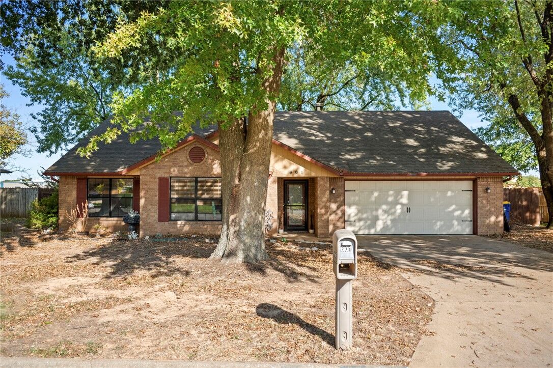 Property Photo:  601 Garland Place  AR 72745 