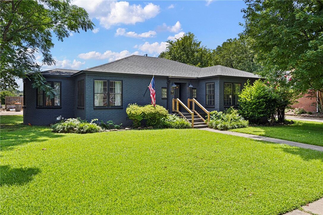 Property Photo:  201 W 8th Street  AR 72801 