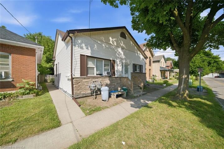 Property Photo:  172 Albion Street Upper  ON N3T 3N2 