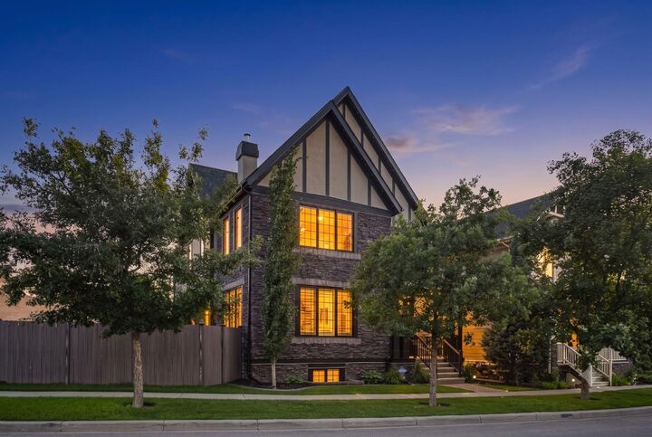 Property Photo:  29 Mary Dover Drive SW  AB T3E 7M6 