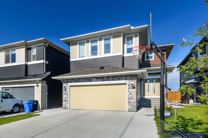 Property Photo:  983 Corner Meadows Way NE  AB T3N 1X8 
