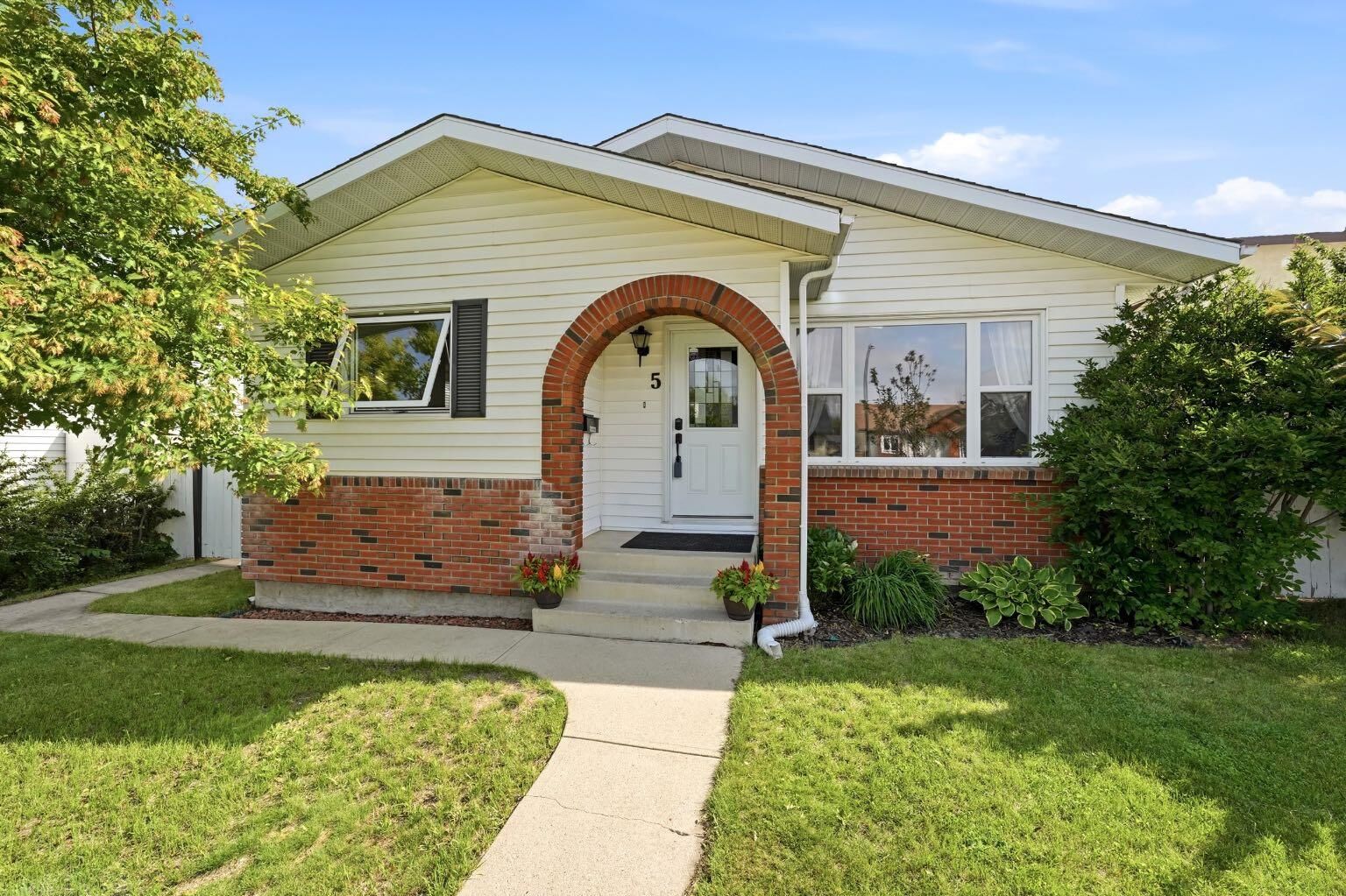 Property Photo:  5 Everitt Crescent  AB T4R 1Y7 