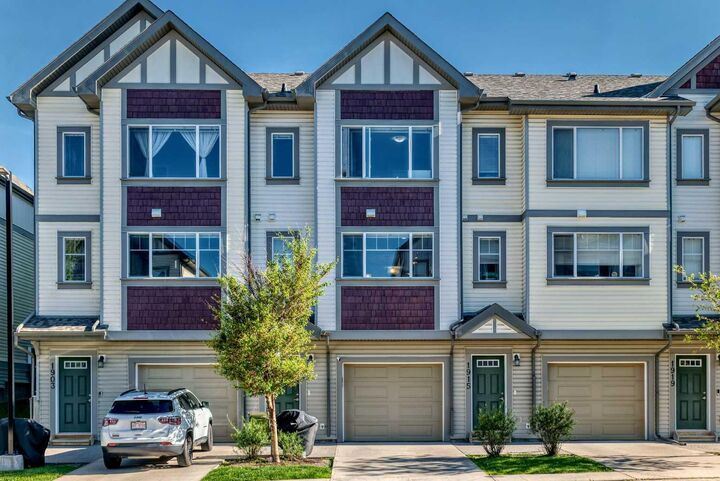 Property Photo:  1907 Copperfield Boulevard SE  AB T2Z 0Y8 