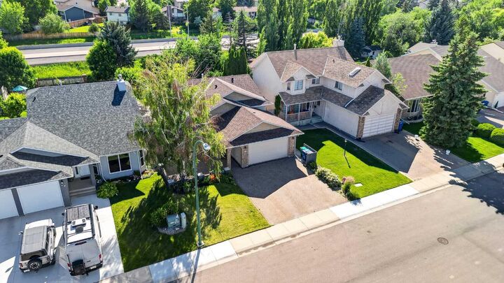 Property Photo: 50 Sherwood Crescent W AB T1K 6G3