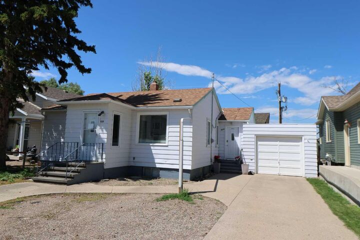 5319 45 Ave — photo 1