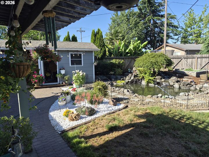 Property Photo: 2460 Debra Dr OR 97477