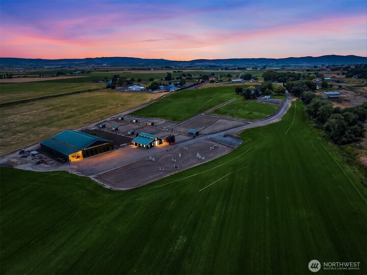 Property Photo:  1401  Emerson Road  WA 98926 