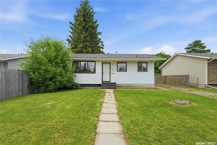 Property Photo: 457 Meighen Crescent SK S7L 5H3