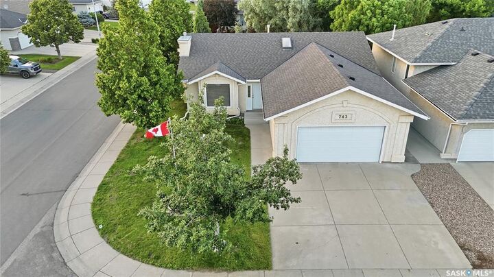 Property Photo:  743 Pezer Court  SK S7S 1J8 