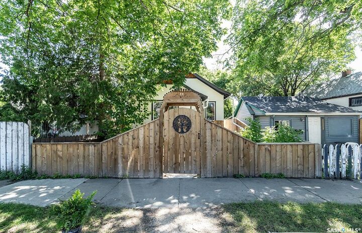 Photo de la propriété:  406 J Avenue S  SK S7M 2A6 