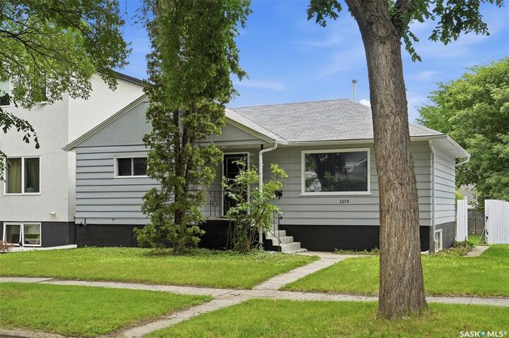 Photo de la propriété:  1318 B Avenue N  SK S7L 1G5 