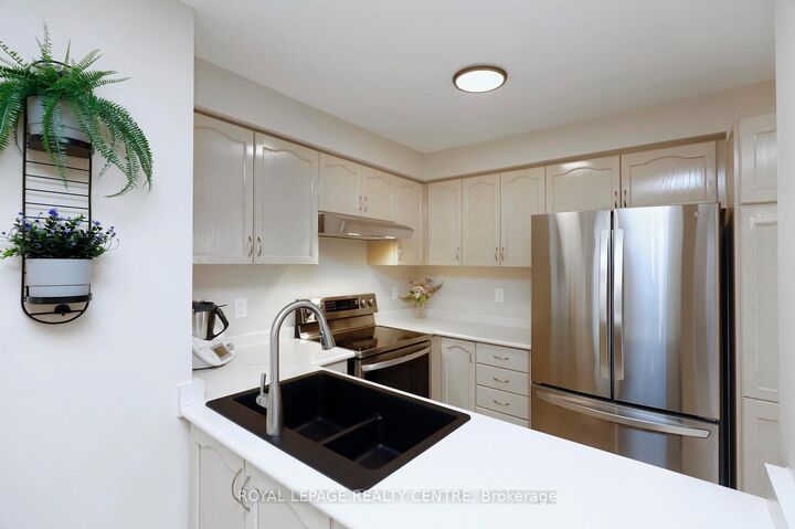 Property Photo:  156 Chudleigh Street  ON L8B 0J4 