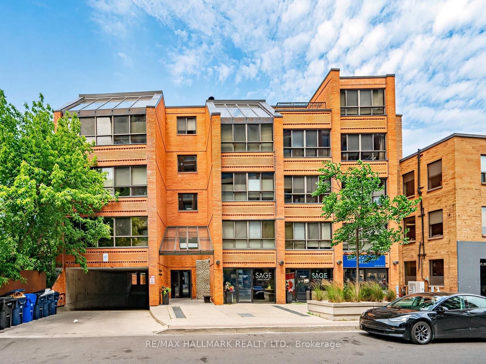 Property Photo: 20 Glebe Road W Ph15 ON M5P 1C9