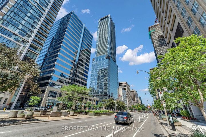 488 University Avenue 3002 — photo 1