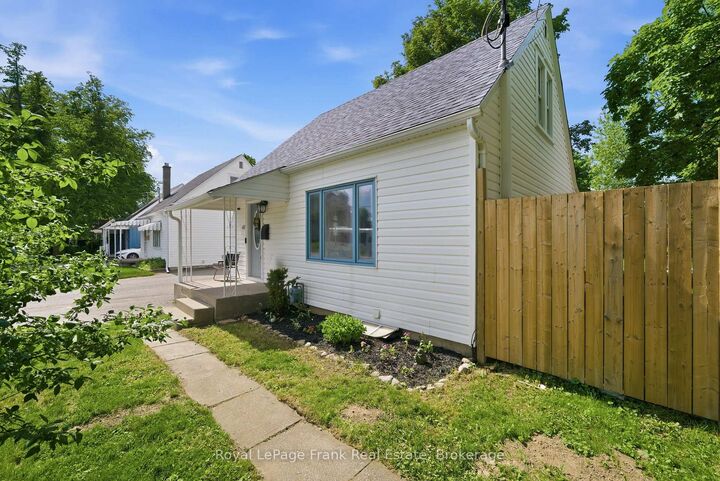 Property Photo:  46 Durham Street E  ON K9V 1X1 