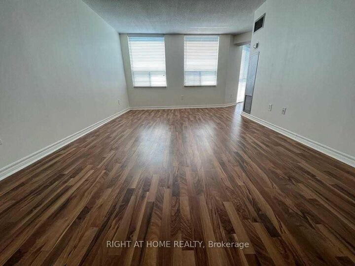 Property Photo:  3650 Kaneff Crescent 3202  ON L5A 4A1 