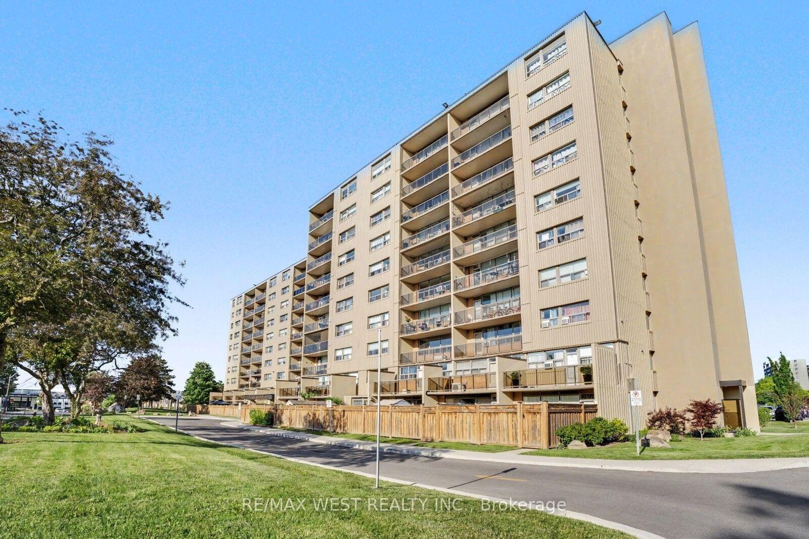 Property Photo:  15 Nicklaus Drive 807  ON L8K 5J5 