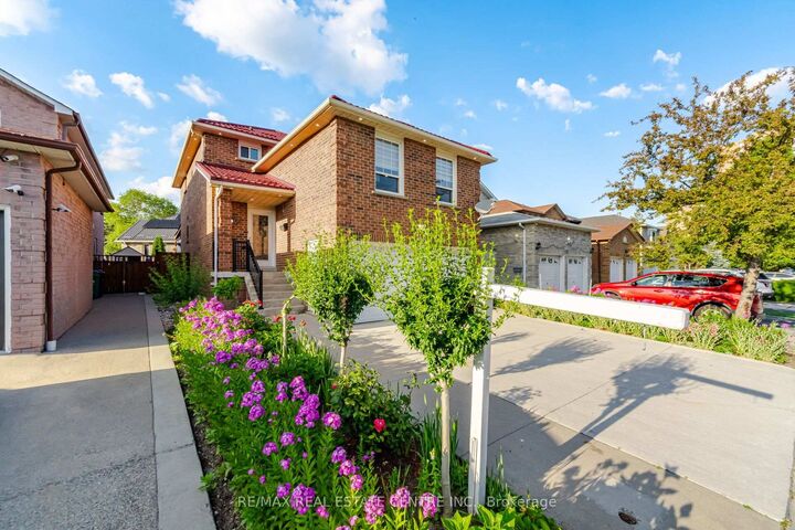 Property Photo:  177 Surbray Grove  ON L5B 2E2 