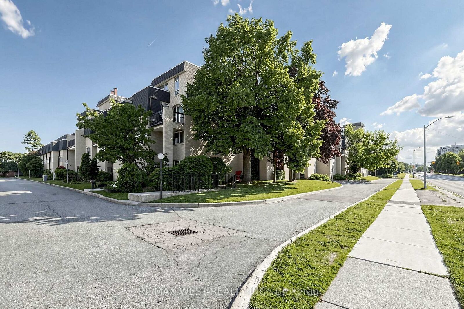 Property Photo:  1624 Bloor Street 105  ON L4X 2S2 