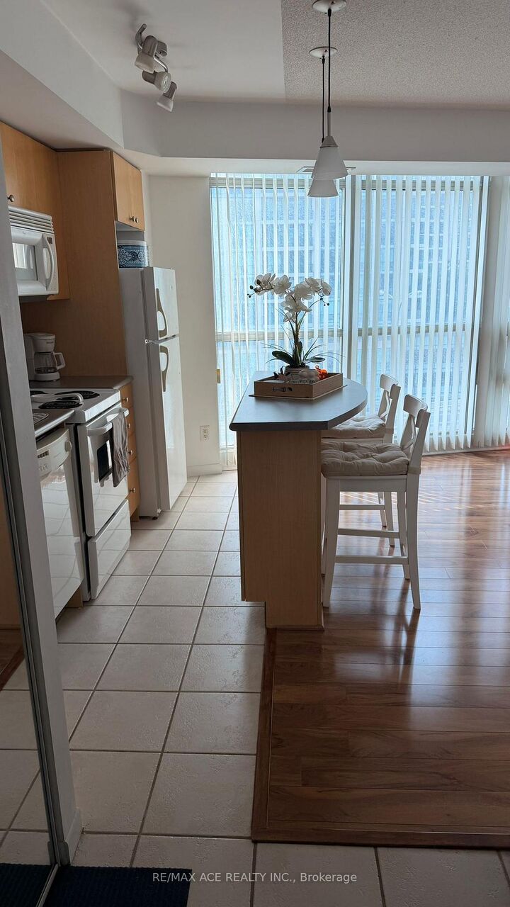 Property Photo:  18 Yonge Street 712  ON M5E 1Z8 
