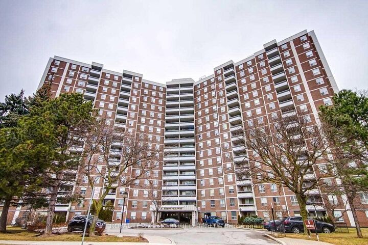 Property Photo:  5 Shady Golfway 1610  ON M3C 3A5 