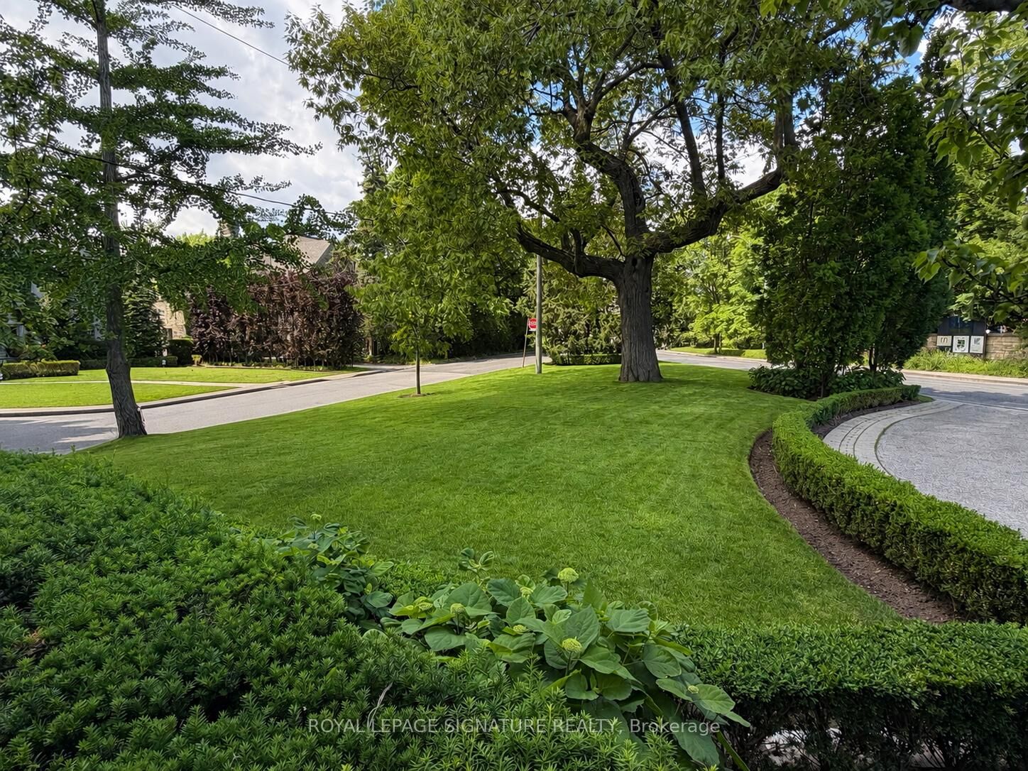 Property Photo:  64 Old Forest Hill Road  ON M5P 2R2 