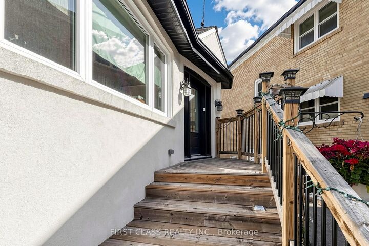 Property Photo: 18 Yonge Boulevard ON M5M 3G5