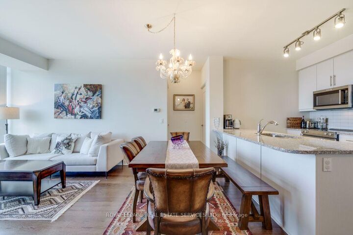 Property Photo:  825 Church Street 2706  ON M4W 3Z4 