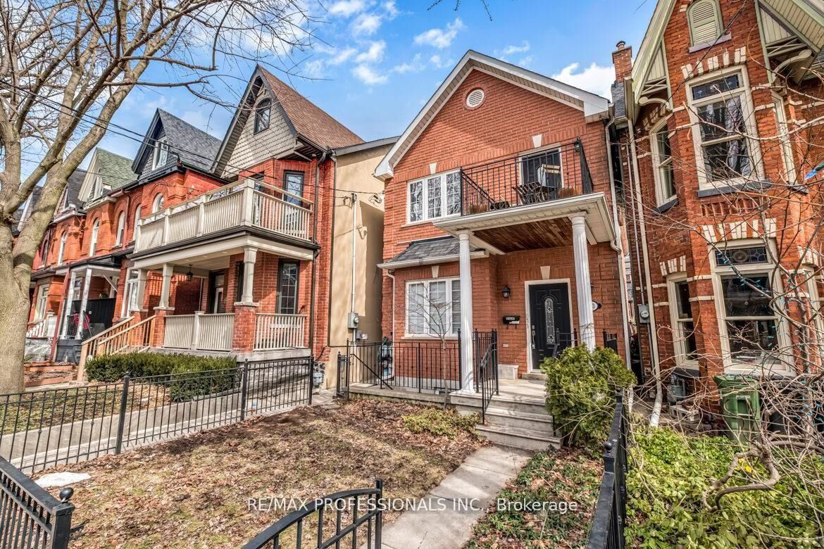 Property Photo:  213 Major Street Lower  ON M5S 2L4 