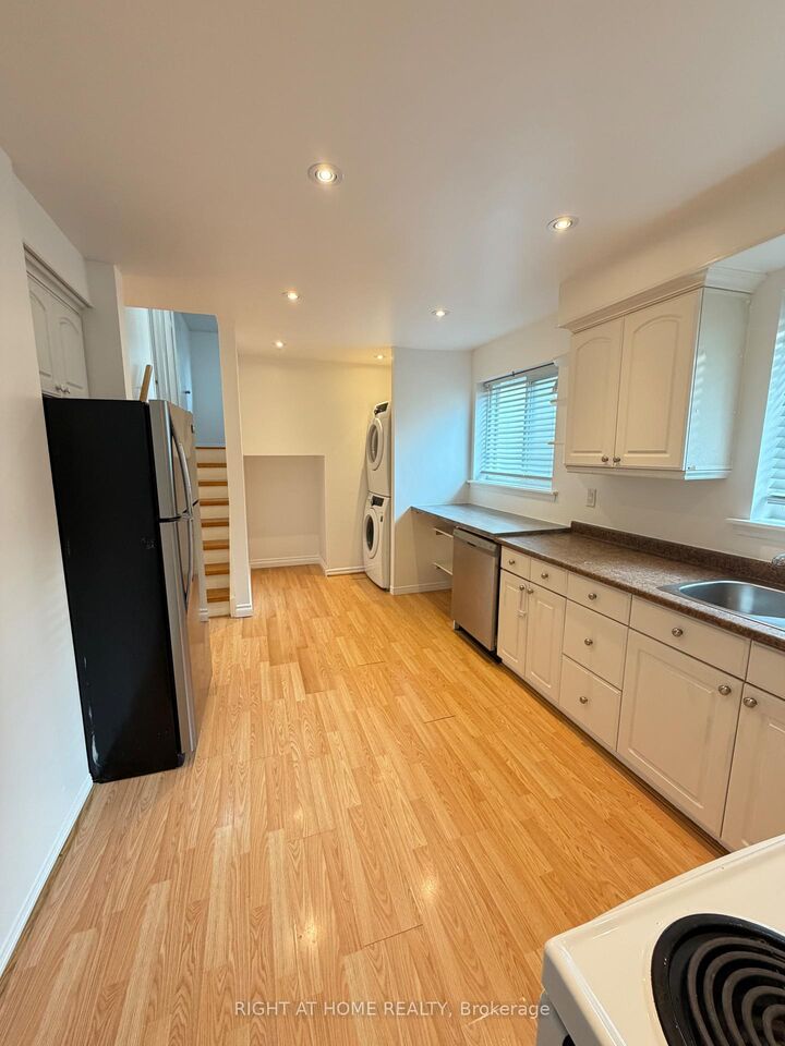 Property Photo:  7154 Fayette Circle Upper  ON L5N 1Y6 